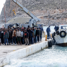 Ναυάγιο με νεκρούς μετανάστες ανοικτά των Καλών Λιμένων Κρήτης - Μεταφορά διασωθέντων μεταναστών στο λιμάνι Καλών Λιμένων © ΣΤΕΦΑΝΟΣ ΡΑΠΑΝΗΣ / EUROKINISSI