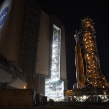 Μια φωτογραφία που διατέθηκε από τη NASA δείχνει τον πύραυλο Space Launch System (SLS) της NASA και το διαστημόπλοιο Orion, στερεωμένα στον κινητό εκτοξευτή, καθώς εκκινεί από το Κτίριο Συναρμολόγησης Οχημάτων προς την Εξέδρα Εκτόξευσης 39Β, στο Διαστημικό Κέντρο Κένεντι της NASA