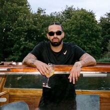 Ο Drake ξεπερνά τον Μάικλ Τζάκσον σε No. 1 τραγούδια - Κυριαρχεί στα charts με τρία νέα άλμπουμ και σπάει πολλαπλά ρεκόρ στο Billboard Hot 100