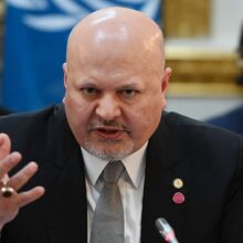 Σε διαθεσιμότητα τέθηκε ο εισαγγελέας του Διεθνούς Ποινικού Δικαστηρίου, Καρίμ Χαν, μετά την ολοκλήρωση έρευνας για σεξουαλική κακοποίηση υπαλλήλου.