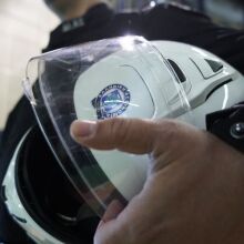 Επεισοδιακή καταδίωξη σημειώθηκε στον Κορυδαλλό, όπου 25χρονος τραυμάτισε αστυνομικό και συνελήφθη, ενώ στο σπίτι του εντοπίστηκαν όπλα και κάνναβη.