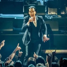 Νικ Κέιβ: Γιατί κάθε συναυλία του από τα 80s μέχρι σήμερα είναι διαφορετική