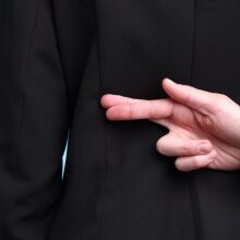 Το ψέμα ως εξελικτικό εργαλείο και οι επιπτώσεις του στον εγκέφαλο - Πώς η αυτοεξαπάτηση μας κάνει πιο πειστικούς και πώς το επαναλαμβανόμενο ψέμα μας εθίζει