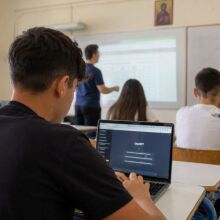 «Γράψε το σαν να είμαι 13χρονος» - Το ελληνικό σχολείο απέναντι στην τεχνητή νοημοσύνη
