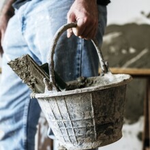 Εργάτης με σύνεργα για την ανακαίνιση κατοικίας