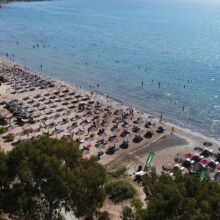 Πόσο κοστίζει μια καλοκαιρινή έξοδος στην Αθήνα: Οι τιμές σε ξαπλώστρες, παγωτό και σινεμά