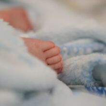 Βρέφος επτά μηνών νοσηλεύεται στην Πάτρα με κάταγμα μηρού - Οι γιατροί ενημέρωσαν τις αρχές, καθώς εξετάζεται πιθανή κακοποίηση.