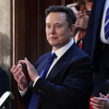 Ο Έλον Μασκ έχασε το καθεστώς τρισεκατομμυριούχου καθώς SpaceX και Tesla κατέγραψαν μεγάλη πτώση - Παραμένει ο πλουσιότερος άνθρωπος στον κόσμο.