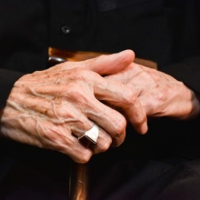 Χέρια ηλικιωμένης