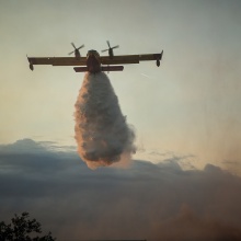 Πυροσβεστικό αεροσκάφος κατά τη διάρκεια ρίψης νερού
