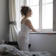 Γυναίκα μπροστά από παράθυρα εν μέσω καύσωνα