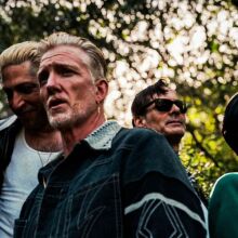 Οι Queens of the Stone Age κυκλοφόρησαν το «Easy Street», το πρώτο νέο τους single μετά το 2023, με συμμετοχή της Νίκι Λέιν και ένα ευφάνταστο βίντεο.
