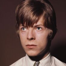 «David Bowie: The Shel Talmy Recordings»: Ακυκλοφόρητες ηχογραφήσεις του Ντέιβιντ Μπόουι από το 1965 με τον Τζίμι Πέιτζ στην κιθάρα κυκλοφορούν τον Σεπτέμβριο 