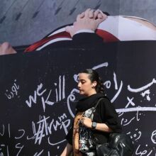 Οι ΗΠΑ εντείνουν τα πλήγματα στο Ιράν, ενώ η Τεχεράνη απαντά με επιθέσεις σε κράτη του Κόλπου - Η κρίση στα Στενά του Ορμούζ απειλεί την παγκόσμια ενέργεια