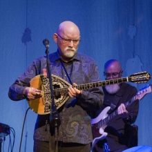 Οι Dead Can Dance επιστρέφουν με το «The Cicadas», ένα πλατωνικό μουσικό ταξίδι που ηχογραφήθηκε στην Επίδαυρο με Έλληνες καλλιτέχνες.