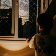 Το παιδί που κρατούσε το σπίτι όρθιο