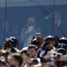 Μελάνια Τραμπ: Γιατί αναζωπυρώθηκαν οι θεωρίες για τη «σωσία» της - Τα μεγάλα γυαλιά ηλίου που φορούσε στον τελικό του Μουντιάλ πυροδότησαν συζητήσεις