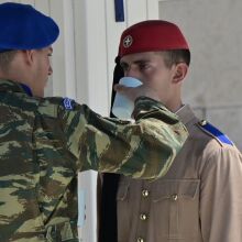 Εύζωνες στον καύσωνα: Είναι κι εκείνοι που δε γκρινιάζουν και δεν κάνουν ούτε βήμα, παρά μόνο το καθήκον τους
