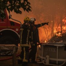 Περισσότεροι από 300.000 άνθρωποι εκκένωσαν περιοχές σε Γαλλία και Ισπανία, καθώς οι μεγάλες πυρκαγιές συνεχίζουν να μαίνονται.