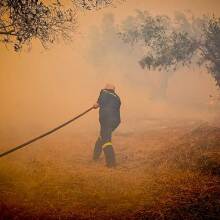 Πυροσβέστης επιχειρεί στη φωτιά στην Κερατέα