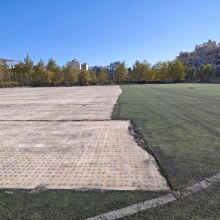 Ξεκίνησαν οι εργασίες αντικατάστασης του φθαρμένου χλοοτάπητα στο γήπεδο Καλλιθέας, με προϋπολογισμό 300.000 ευρώ από την Περιφέρεια Αττικής.