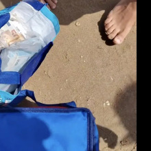 Πήγαν για μπάνιο και βρήκαν σακούλες με 700.000 ευρώ μέσα στη θάλασσα