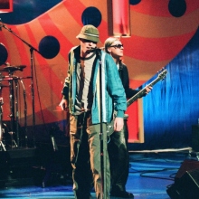 Οι New Radicals επιστρέφουν έπειτα από 28 χρόνια με το «One Night Only», νέο τους τραγούδι για τη ρομαντική κομεντί με Μπαρμπάρο και Τέρνερ.