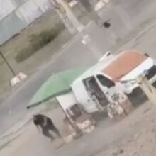 Βίντεο καταγράφει τη στιγμή που ρωσικό drone καταδιώκει και τραυματίζει Ουκρανό μικροπωλητή στη Χερσώνα - Έντονες αντιδράσεις από το Κίεβο