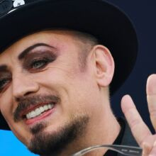 Ο Boy George κατηγορεί το Bandcamp ότι αφαίρεσε το τραγούδι του λόγω πίεσης αντισημιτών - Η πλατφόρμα υποστηρίζει πως παραβίασε την πολιτική περί AI