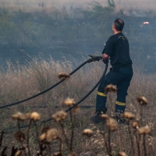 Πυροσβέστης με τη μάνικα