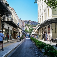 Ο Αύγουστος απομακρύνει από την πόλη ένα μεγάλο μέρος του συνηθισμένου της θορύβου. Στην ησυχία που μένει, μπορεί κανείς να ακούσει λίγο καλύτερα τον εαυτό του αλλά και όσα του λείπουν.