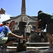 Πολίτες αναζητούν στιγμές δροσιάς σε βρύση σε κεντρικό σημείο της Ρώμης