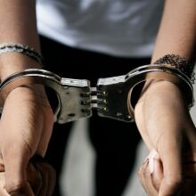 Χειροπέδες σε 32χρονη οικιακή βοηθό στην Εκάλη για κλοπές κοσμημάτων αξίας 40.000 ευρώ - Χρησιμοποιούσε ψευδή στοιχεία για να καλύπτει τα ίχνη της