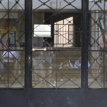 Η πόρτα της πολυκατοικίας στην Κυψέλη όπου αποκαλύφθηκε η φρίκη με το νεκρό βρέφος