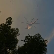 Πυρκαγιά εκδηλώθηκε σε μεικτή έκταση στην Αχλαδερή Λέσβου, κινητοποιώντας ισχυρές επίγειες δυνάμεις και εναέρια μέσα της Πυροσβεστικής.