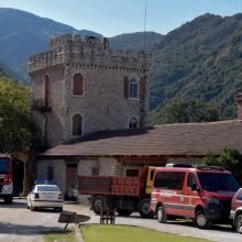 Μεγάλη φωτιά εκδηλώθηκε τα ξημερώματα στην Achaia Clauss στην Πάτρα - Η Πυροσβεστική έσωσε τα ιστορικά κελάρια και τη γύρω δασική έκταση.