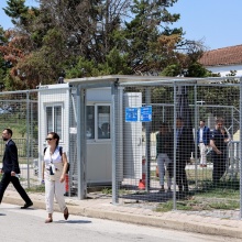 Πολίτες έξω από τον χώρο όπου πραγματοποιείται η δίκη για τα Τέμπη
