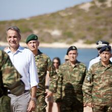 Στις μικρονήσους Ρω και Στογγυλή ο Μητσοτάκης, επισκέφθηκε τα φυλάκια και κατέθεσε στεφάνι