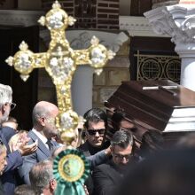 Τελευταίο χειροκρότημα στον Γιώργο Μαζωνάκη - Με το «Φεύγω για μένα» το τελευταίο αντίο στη Νίκαια