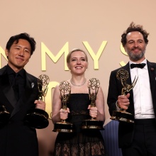 Οι μεγάλοι νικητές των Emmy 2026 με τα βραβεία ανά χείρας