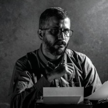 Άρης Δεληγιαννίδης: Ο τρόμος είναι ο ψηφιακός αέρας που αναπνέεις από τη στιγμή που ξυπνάς