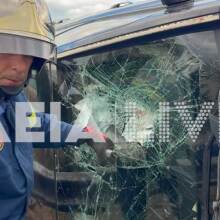 Πυροσβέστης επιχειρεί σε τροχαίο στην Ηλεία