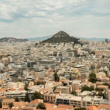 Δημοσκόπηση Metron Analysis: Πώς βλέπουν οι Έλληνες την Αθήνα - Πολιτισμός, άγχος και υψηλό κόστος ζωής