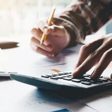 120 δόσεις για χρέη στο Δημόσιο: Ολες οι αλλαγές που φέρνει το νέο πλαίσιο – Ποιοι και πώς μπορούν να ρυθμίσουν