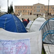 Δεκάδες φοιτητές έστησαν σκηνές στην πλατεία Συντάγματος, διεκδικώντας μέτρα για το κόστος σπουδών, τη στέγαση και τη φοιτητική μέριμνα.
