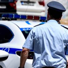 Αστυνομικός κατευθύνεται στο περιπολικό