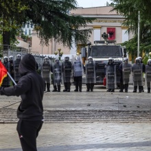 Παραταγμένοι αστυνομικοί έξω από το Κοινοβούλιο της Αλβανίας