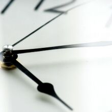 Τα ξημερώματα της Κυριακής 25 Οκτωβρίου 2026 γίνεται η αλλαγή ώρας, με τους δείκτες των ρολογιών να μετακινούνται μία ώρα πίσω.
