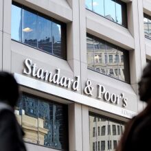 Ο S&P επιβεβαίωσε το ελληνικό αξιόχρεο στη βαθμίδα ΒΒΒ, προβλέποντας πρωτογενή πλεονάσματα, ανάπτυξη και περαιτέρω αποκλιμάκωση του χρέους.