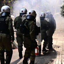 Επεισόδια στα Εξάρχεια με φωτιές σε κάδους και επιθέσεις με πέτρες - Η Αστυνομία προχώρησε σε δύο συλλήψεις και εννέα προσαγωγές.